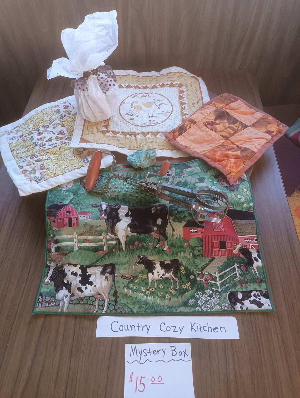 Country Cozy Kitchen Vintage Mystery Box - High-Speed Hand Mixer & Placement Set