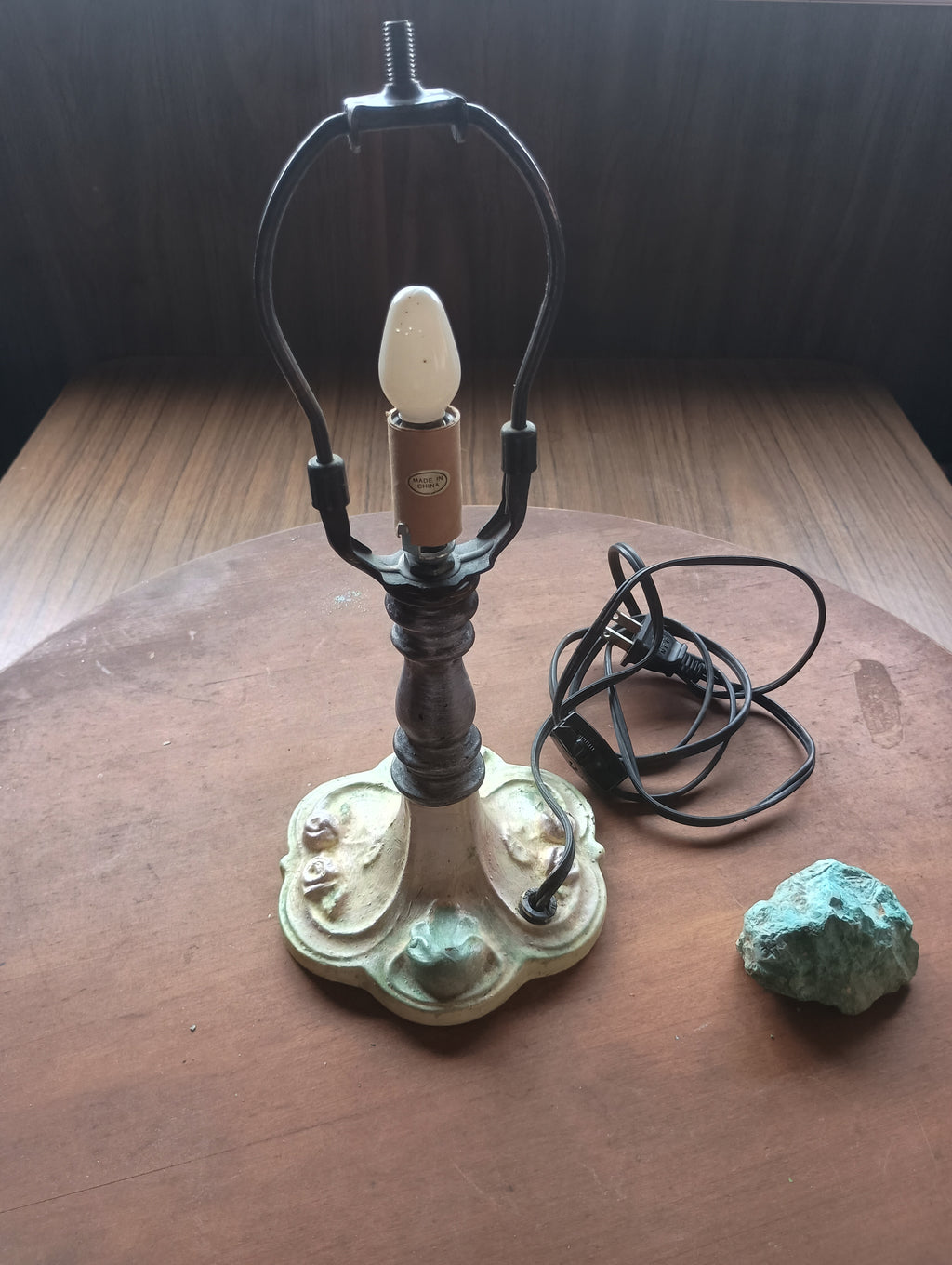 Vintage Shabby Chic Rose Motif Cast Metal Accent Lamp